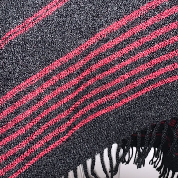 Garnet and black boutique poncho - Picture 3 of 6